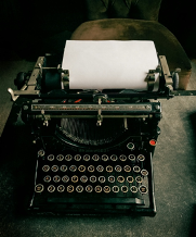 Machine à écrire ancienne, une feuille engagée dans le rouleau
